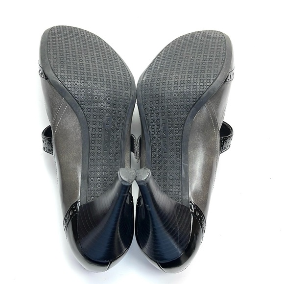 TAHARI GRAY & BLACK MARY JANE HEELS - Picture 6 of 7